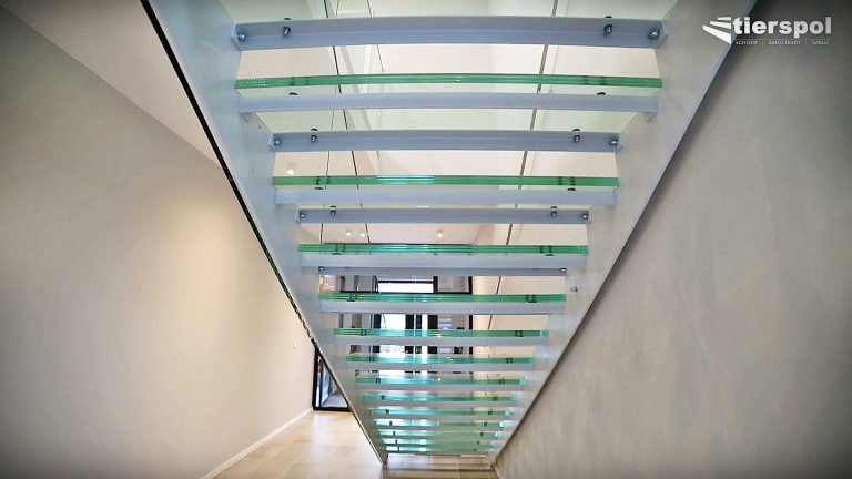 Znakomity producent nowoczesnych schodów ze szkła